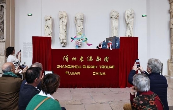2月10日，在位于法國巴黎埃菲爾鐵塔附近的“建筑與遺產(chǎn)之城”博物館，觀眾欣賞漳州布袋木偶戲。新華社記者高靜攝