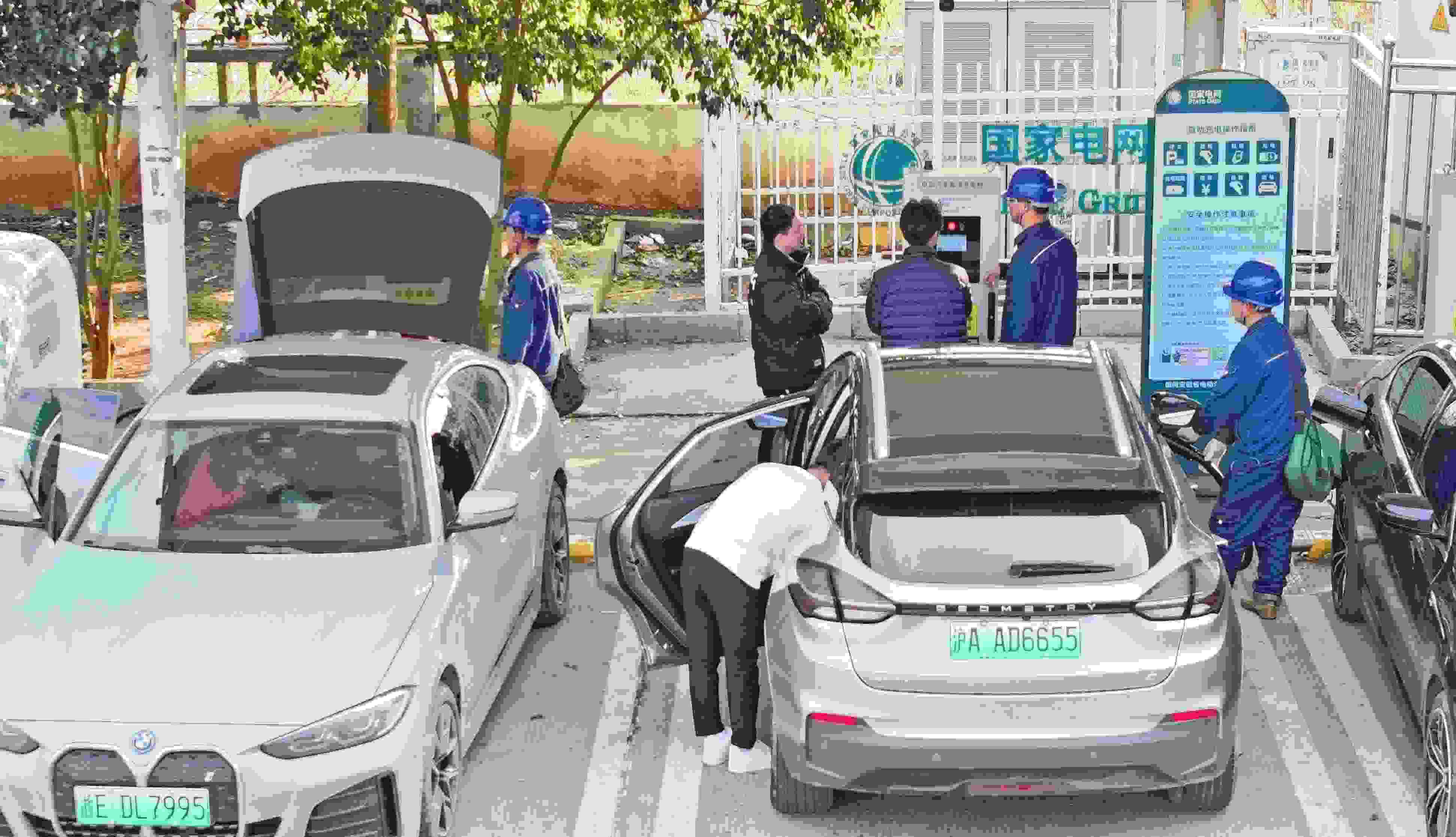 △ 2024年2月17日，安徽滁州來(lái)安縣大英鎮(zhèn)境內(nèi)的G36寧洛高速曹莊服務(wù)區(qū)，滁州市供電公司工作人員協(xié)助電動(dòng)汽車車主高效解決充電中遇到的問(wèn)題。