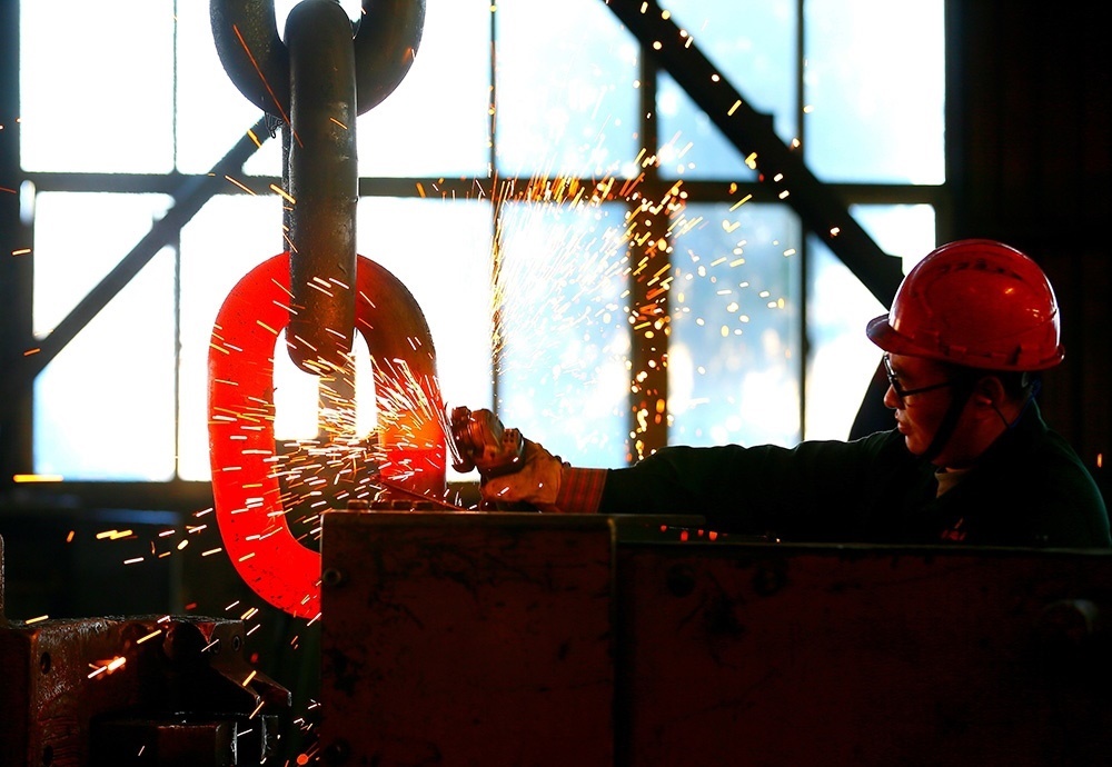 △ 2024年2月17日，青島市，即墨區(qū)靈山街道一家錨鏈企業(yè)，工人正在忙碌。