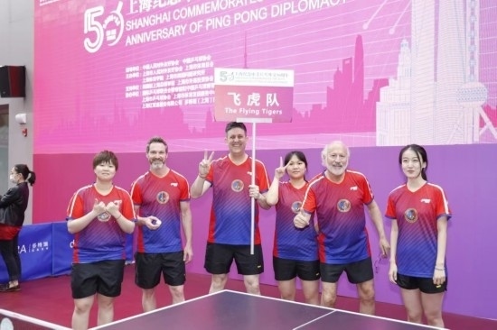 2021年，歐君廷（左三）參加上海紀(jì)念中美乒乓外交50周年活動(dòng)