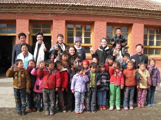 2008年，歐君廷帶領(lǐng)美國(guó)大學(xué)生到甘肅一所村辦小學(xué)訪(fǎng)問(wèn)教課