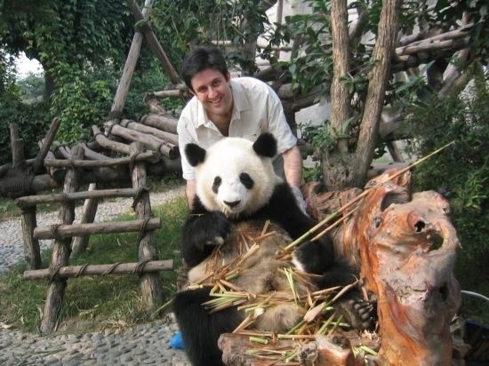2006年，歐君廷在四川成都和熊貓合影