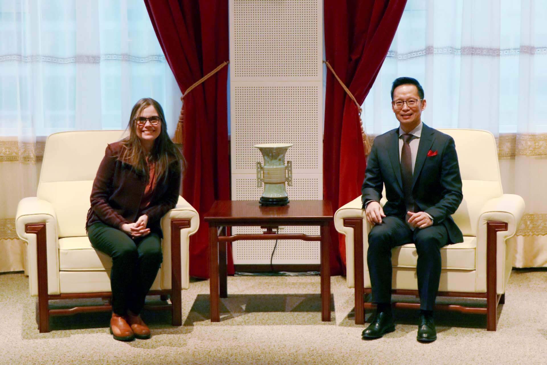 冰島總理雅各布斯多蒂爾（右一）與中國駐冰島大使何儒龍合影。中國駐冰島大使館供圖