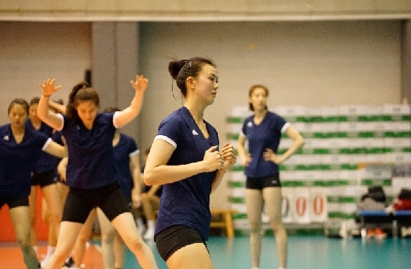 張常寧（右二）在訓練中。人民網記者李乃妍攝