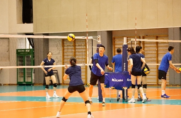 女排隊員在訓練中。人民網記者李乃妍攝