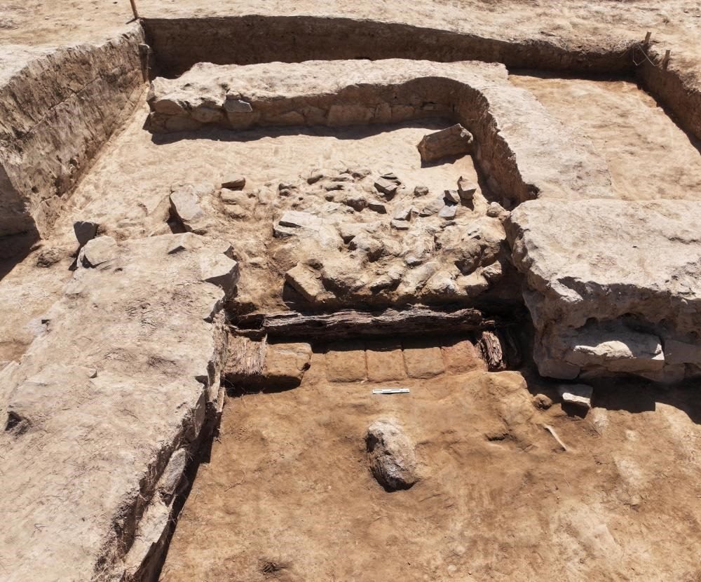 這是都蘭熱水墓群北一區(qū)M37號（“羊圈墓”）祭祀建筑的木質(zhì)門構(gòu)。