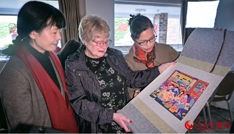 贈送舟山漁民畫。人民網(wǎng) 郭錦標(biāo)攝