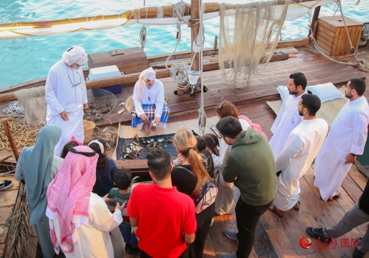 游客了解采珠工作。人民網(wǎng) 塔里克·易卜拉欣攝