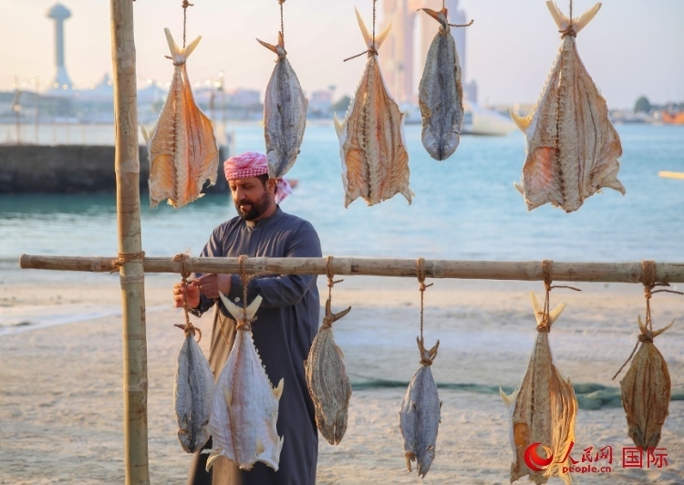  手工藝者展示如何晾曬魚干。人民網(wǎng) 塔里克·易卜拉欣攝