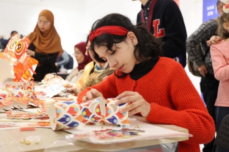參與者在制作元宵彩燈。拉巴特中國文化中心供圖