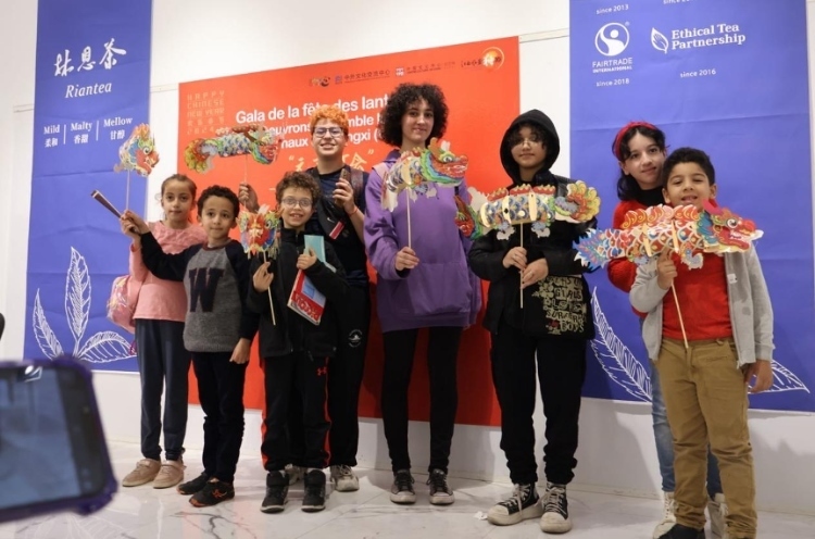 孩子們拿著元宵彩燈合影。拉巴特中國文化中心供圖