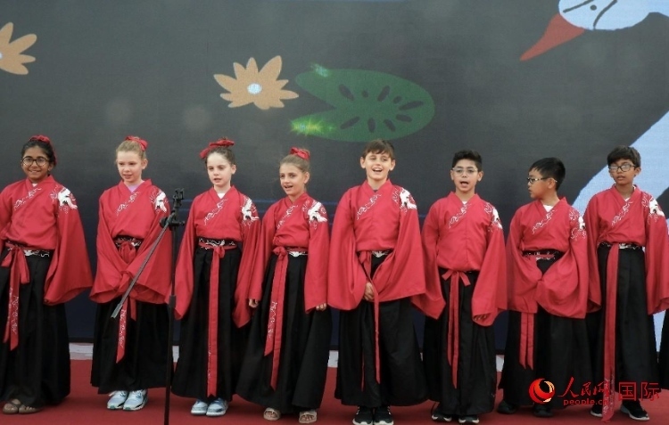 來自世界各地的小朋友一同誦讀中國古詩。人民網(wǎng) 滕婧含攝