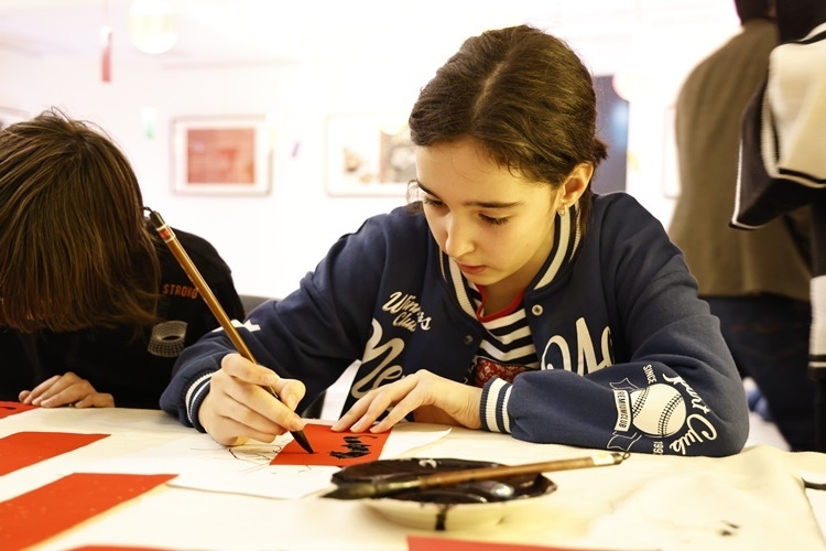 羅馬尼亞小朋友書寫毛筆字。中國(guó)文化中心供圖