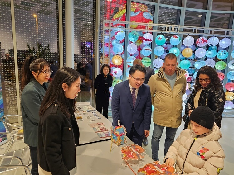 匈牙利小朋友猜燈謎。翟朝暉攝