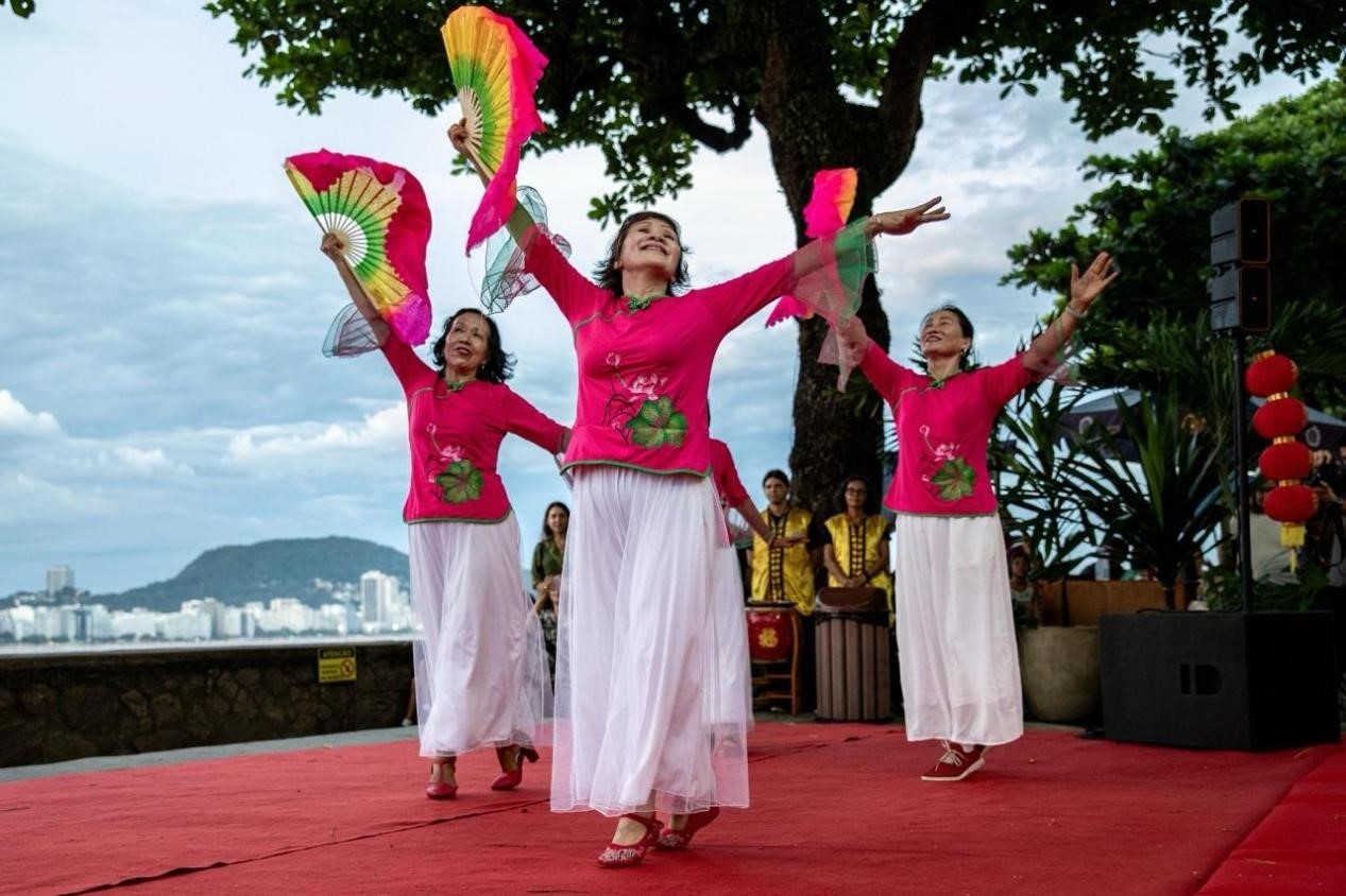 當?shù)貢r間2月24日晚，2024年元宵節(jié)慶?；顒釉诎臀骼锛s熱內盧市科帕卡巴納要塞舉辦。巴西山河文化促進中心供圖