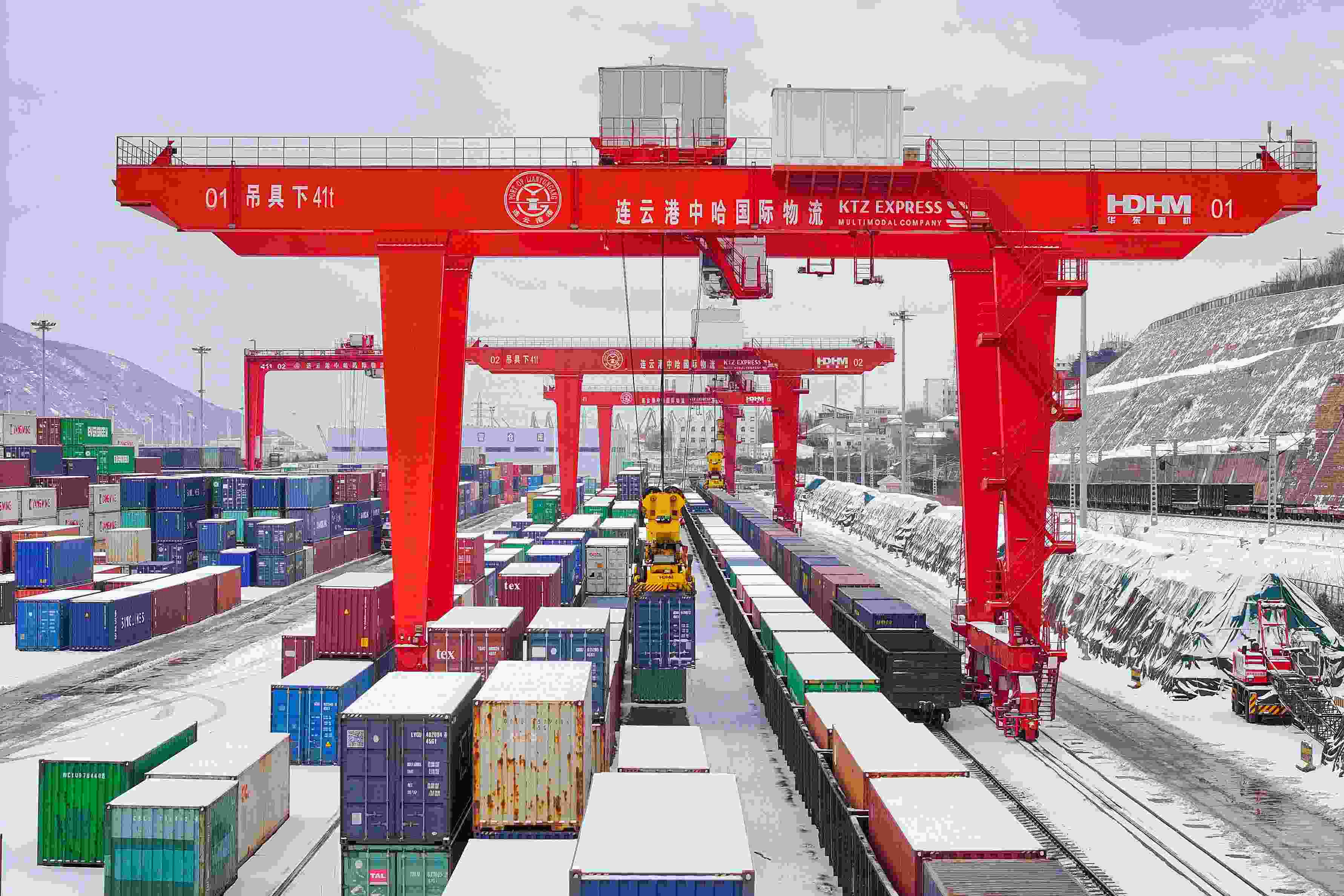 2024年2月22日，江蘇省連云港市中哈連云港物流合作基地，大型機械正在吊裝集裝箱。