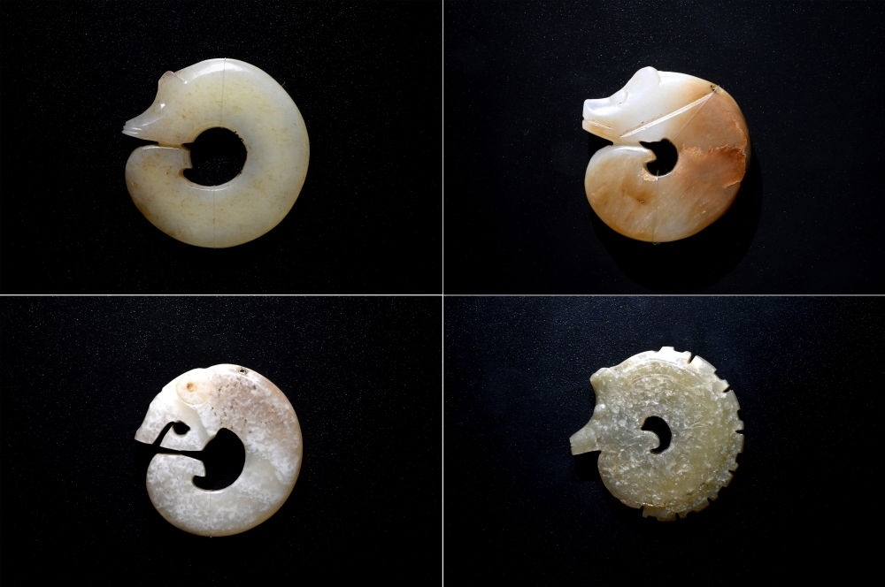 這是在殷墟博物館新館內(nèi)展出的龍形玉玦（拼版照片，1月9日攝）