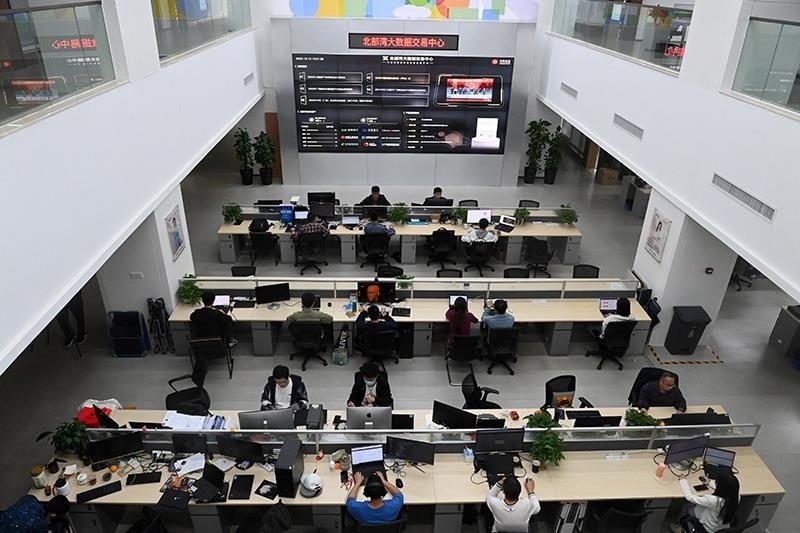 2023年12月12日，中國(guó)－東盟信息港股份有限公司員工在工作中。