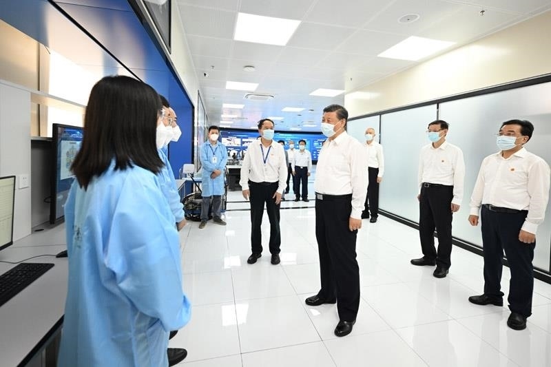 2023年7月6日，習(xí)近平總書(shū)記在江蘇南京市考察紫金山實(shí)驗(yàn)室時(shí)，同科研人員親切交流。