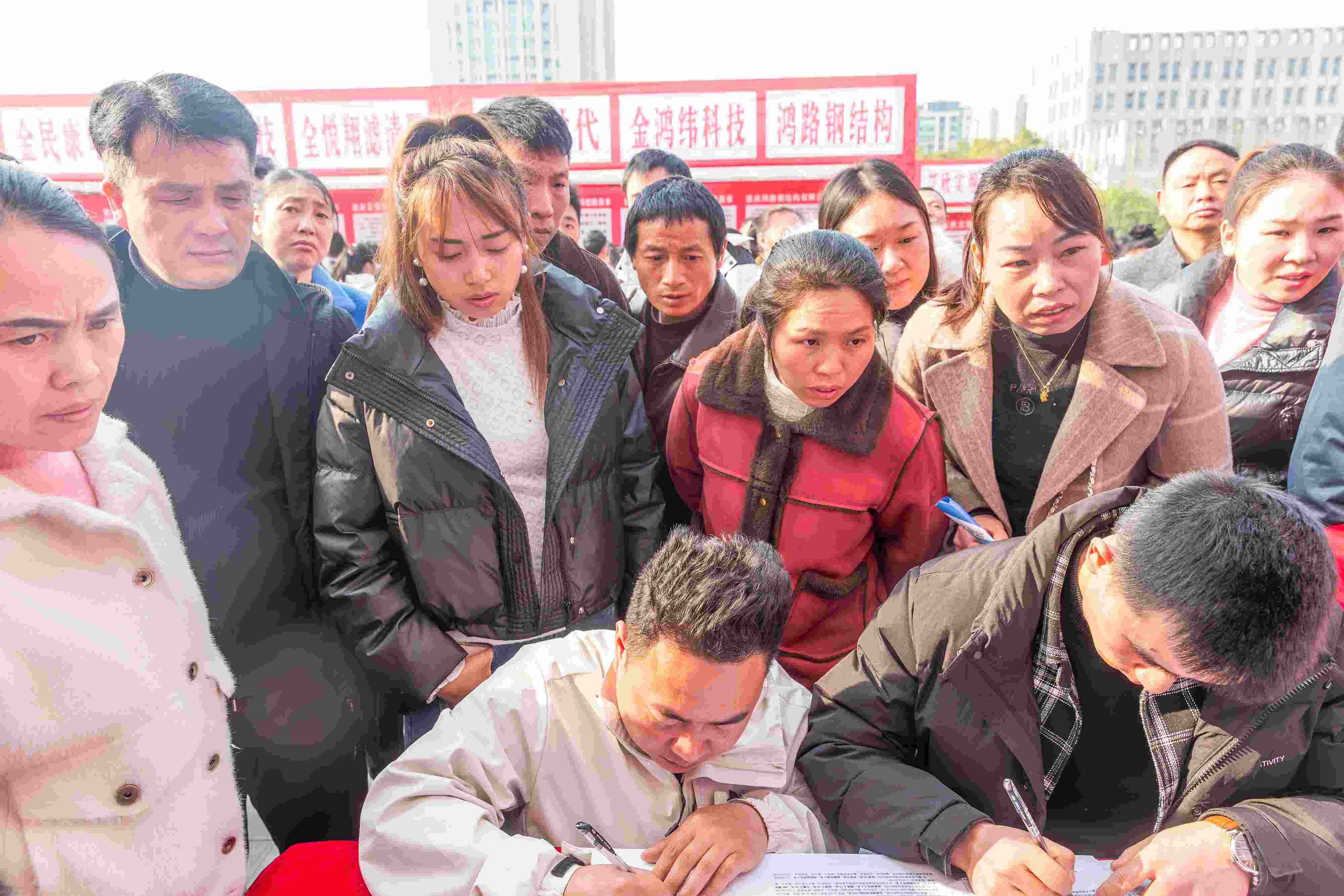 △ 2024年2月19日，重慶市南川區(qū)舉辦2024“春風(fēng)行動”招聘會，為企業(yè)和求職者牽線搭橋，助力務(wù)工人員返崗就業(yè)、企業(yè)復(fù)產(chǎn)復(fù)工。