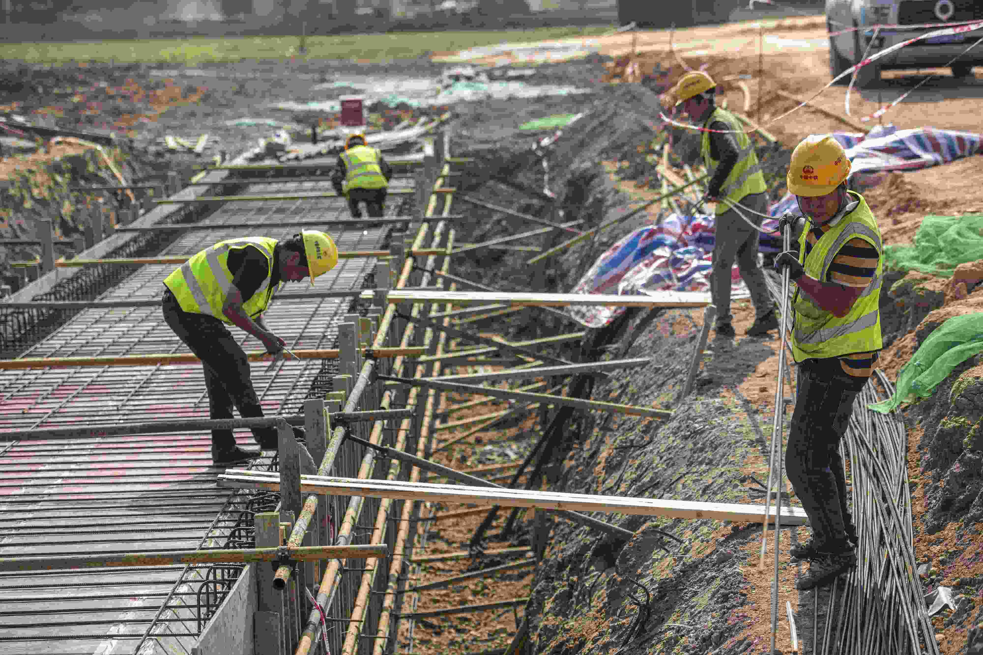 △ 2024年2月20日，海南省瓊海市，工程機械在博鰲樂城國際醫(yī)療旅游先行區(qū)康健路上加緊施工。