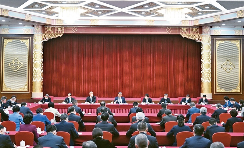 2023年3月6日，中共中央總書(shū)記、國(guó)家主席、中央軍委主席習(xí)近平看望參加全國(guó)政協(xié)十四屆一次會(huì)議的民建、工商聯(lián)界委員，并參加聯(lián)組會(huì)，聽(tīng)取意見(jiàn)和建議。中共中央政治局常委、全國(guó)政協(xié)十四屆一次會(huì)議主席團(tuán)會(huì)議主持人王滬寧，中共中央政治局常委蔡奇、丁薛祥參加看望和討論。 新華社記者 謝環(huán)馳/攝