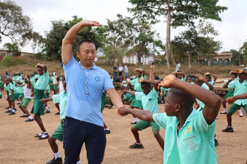 2月20日，在塞拉利昂首都弗里敦，來自塞拉利昂大學(xué)孔子學(xué)院的武術(shù)教師劉偉在為當(dāng)?shù)貙W(xué)生上武術(shù)課。