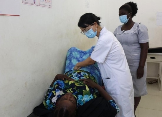 2023年2月27日，在塞拉利昂首都弗里敦，一名中國(guó)醫(yī)療隊(duì)的醫(yī)生正在為患者檢查身體。