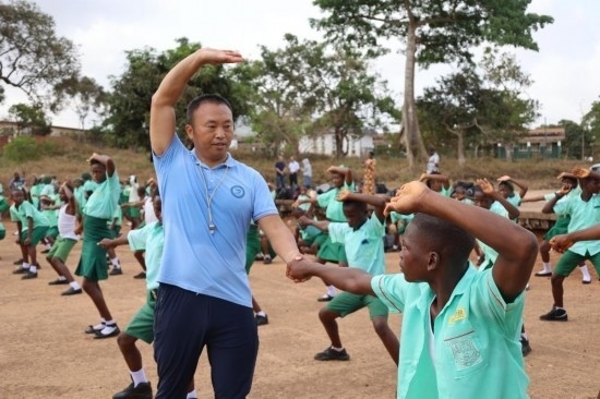 2月20日，在塞拉利昂首都弗里敦，來(lái)自塞拉利昂大學(xué)孔子學(xué)院的武術(shù)教師劉偉在為當(dāng)?shù)貙W(xué)生上武術(shù)課。