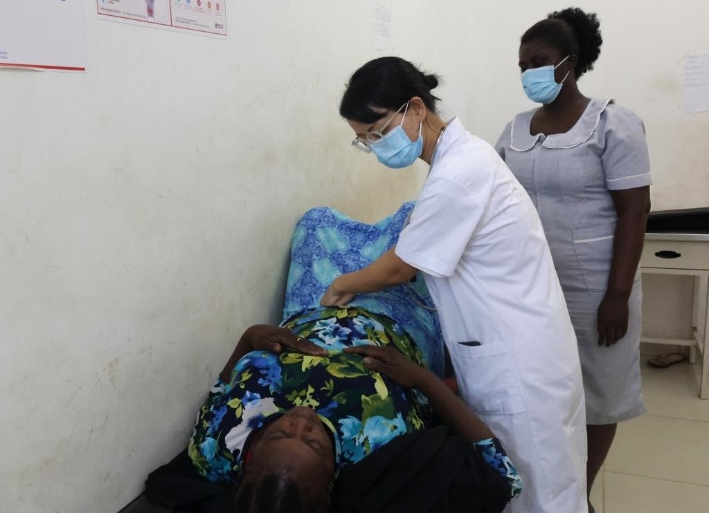 2023年2月27日，在塞拉利昂首都弗里敦，一名中國醫(yī)療隊的醫(yī)生正在為患者檢查身體。