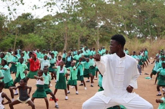2月20日，在塞拉利昂首都弗里敦，當(dāng)?shù)貙W(xué)生在上武術(shù)課。