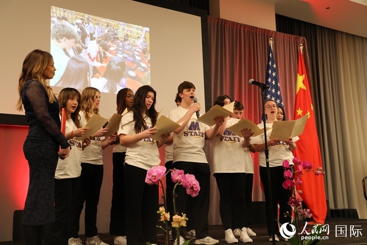 馬斯卡廷中學的學生們還深情演唱了表現(xiàn)中美兩國人民友誼的歌曲《情緣留住永恒的記憶》。 人民網(wǎng)記者 李志偉攝