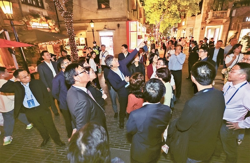 2023年4月18日，全國無黨派人士考察團(tuán)來到位于上海市黃浦區(qū)的上海新天地開放式街區(qū)考察夜經(jīng)濟(jì)。 新華社記者 王翔/攝