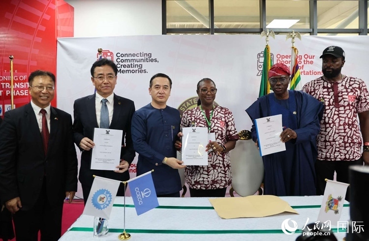 中國土木尼日利亞公司執(zhí)行董事張志臣（左三）與桑沃-奧盧（右二）分別代表雙方簽署了項(xiàng)目二期合同。閆玉娟攝