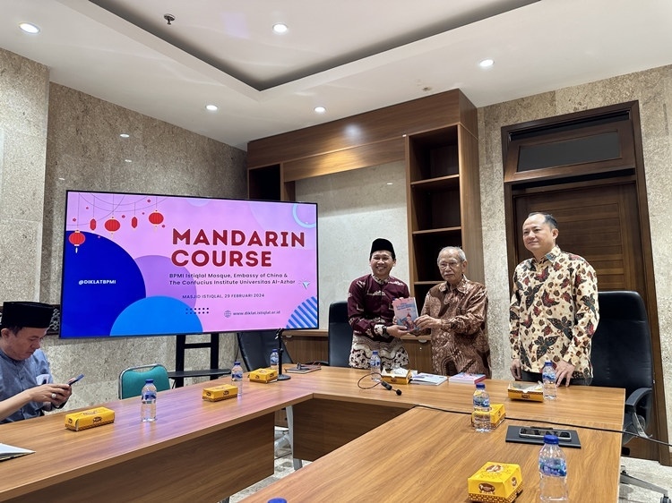 阿拉扎大學(xué)孔子學(xué)院向獨(dú)立清真寺贈書。阿拉扎大學(xué)孔子學(xué)院供圖