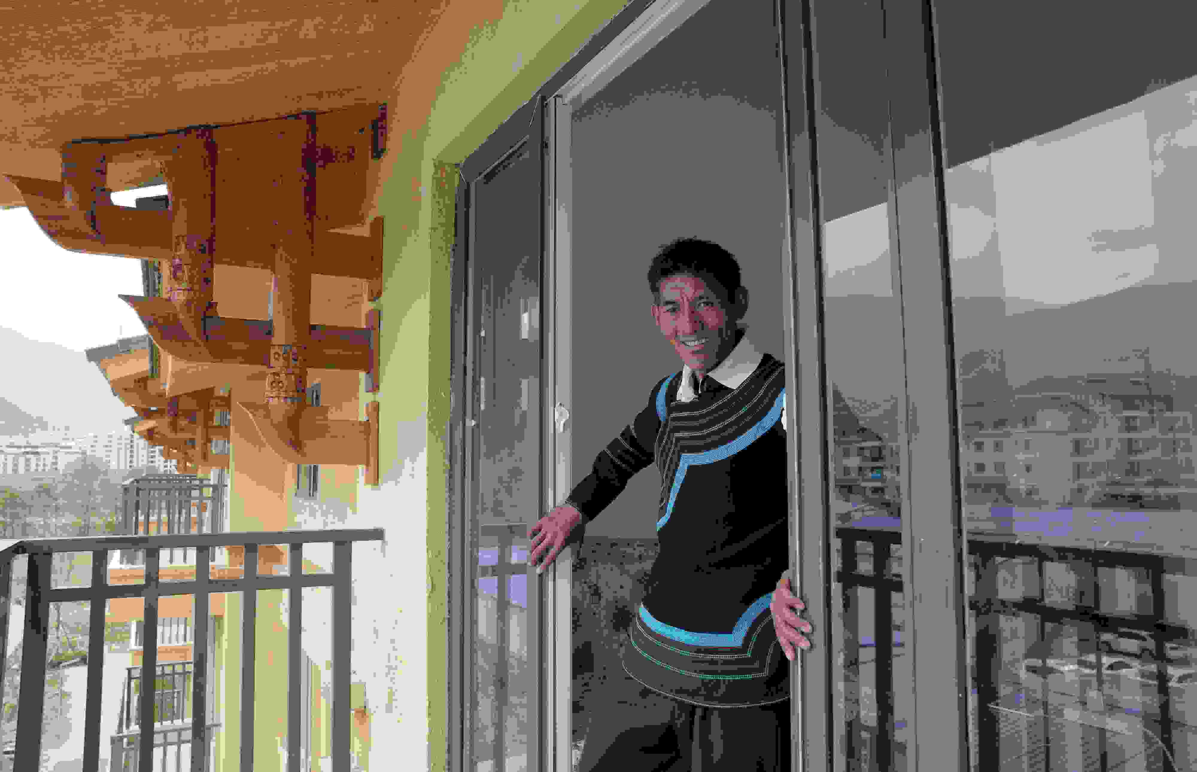 2020年5月14日，四川涼山彝族自治州昭覺縣，“懸崖村”村民某色伍哈入住新房。