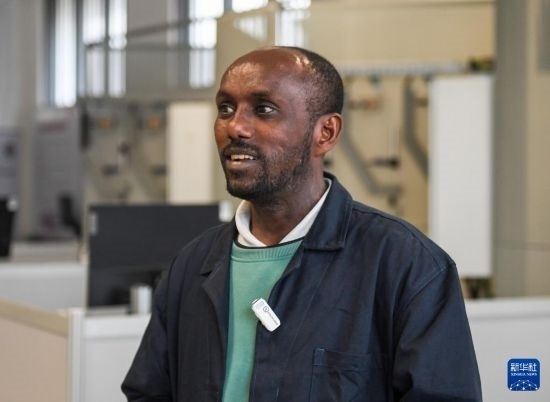 2月15日，在亞的斯亞貝巴的埃塞俄比亞聯(lián)邦職業(yè)技術(shù)培訓(xùn)學(xué)院，魯班工坊當(dāng)?shù)亟處熂s納斯·阿凱萊（中文名艾友涵）接受新華社采訪。