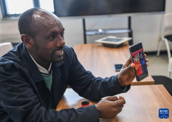 2月15日，在亞的斯亞貝巴的埃塞俄比亞聯(lián)邦職業(yè)技術(shù)培訓(xùn)學(xué)院，魯班工坊當(dāng)?shù)亟處熂s納斯·阿凱萊（中文名艾友涵）展示在中國學(xué)習(xí)時(shí)的照片。