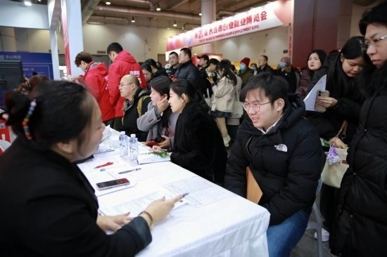 求職者與用人單位溝通交流。新華社記者 張博群 攝