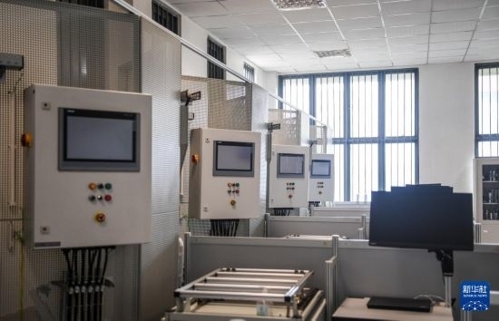 這是2月15日在亞的斯亞貝巴的埃塞俄比亞聯(lián)邦職業(yè)技術(shù)培訓(xùn)學(xué)院魯班工坊內(nèi)拍攝的機(jī)電一體化設(shè)備。