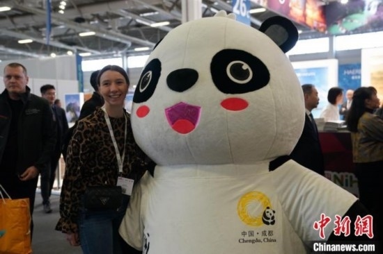 3月5日，2024年柏林國際旅游交易會(huì)(ITB)在柏林會(huì)展中心拉開帷幕。以“你好！中國”為主題的中國展區(qū)當(dāng)日亮相展會(huì)。圖為觀眾與大熊貓人偶合影。中新社記者 馬秀秀 攝