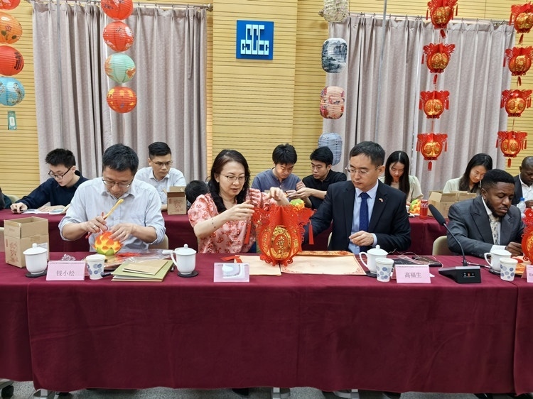 燈籠文化交流活動(dòng)現(xiàn)場(chǎng)。中建國際中西非公司供圖