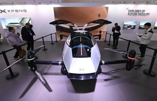 2023年12月1日，在鏈博會智能汽車鏈展區(qū)小鵬汽車展臺，參觀者觀看一臺智能飛行器。新華社記者蔡湘鑫攝