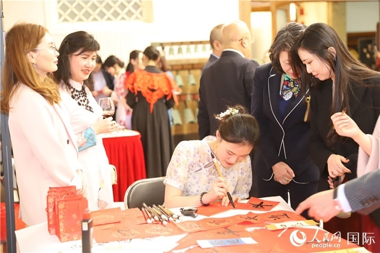 現(xiàn)場(chǎng)書法體驗(yàn)。人民網(wǎng)記者 霍文攝