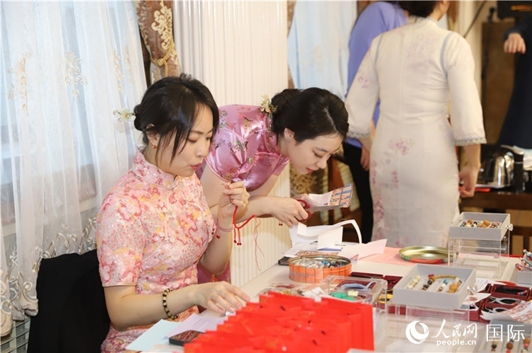 孔院教師展示剪紙。人民網(wǎng)記者 霍文攝