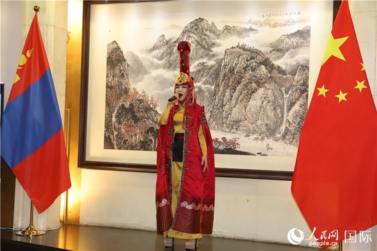 呼麥演唱。人民網(wǎng)記者 霍文攝