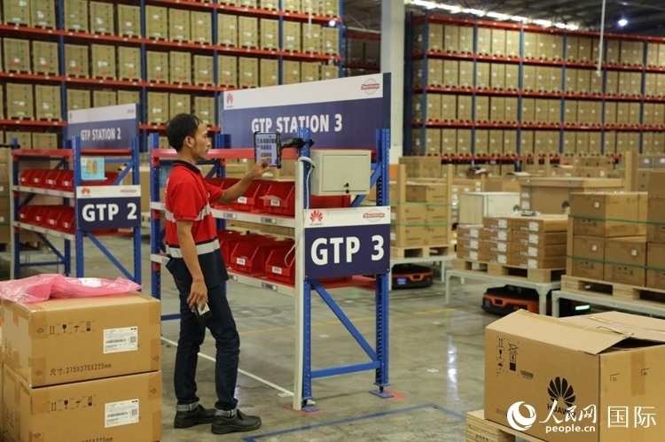 華為5G智能倉庫里，工作人員正在利用智能系統(tǒng)辦公。人民網(wǎng)記者 曹師韻攝