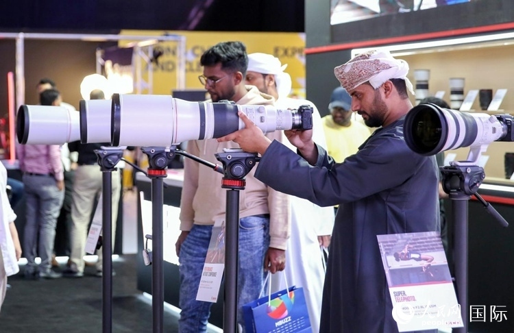 參觀者在體驗(yàn)攝影設(shè)備。人民網(wǎng)塔里克·易卜拉欣攝
