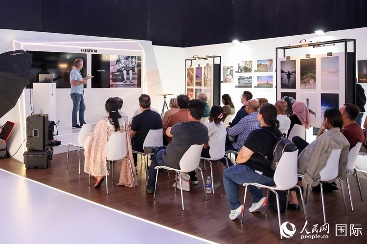 觀眾在參加攝影講座。人民網(wǎng)塔里克·易卜拉欣攝