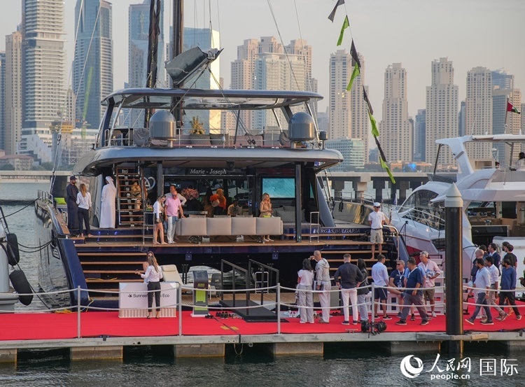 觀眾在參觀游艇。人民網 塔里克·易卜拉欣攝